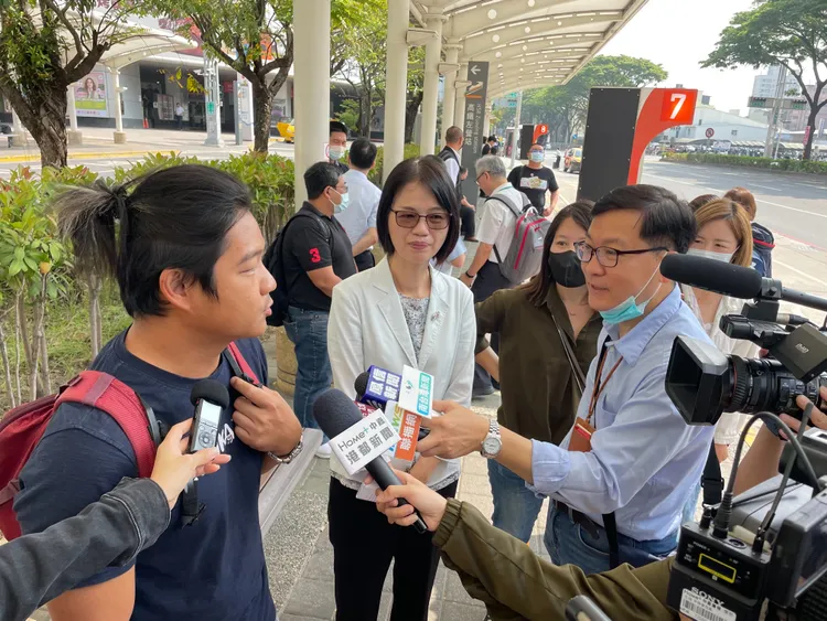 交通局長張淑娟今早前往左營高鐵站了解民眾使用情形。交通局提供