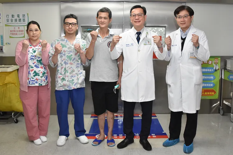 彰基院長陳穆寬（右二）及醫療團隊，為出院的顏先生（圖中）加油。彰基提供