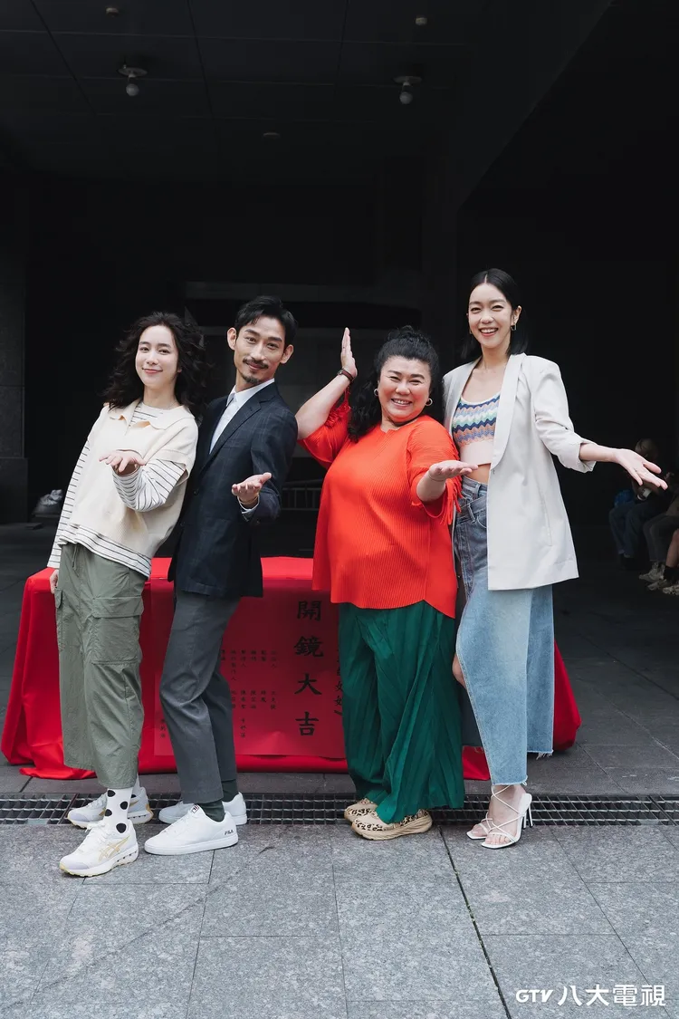 温貞菱（左起）、陳竹昇、林美秀、李霈瑜是一家人。八大提供