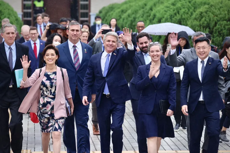 麥考爾（右3）所率訪團今到立法院，美國在台協會處長孫曉（右2））陪同前往。林林攝