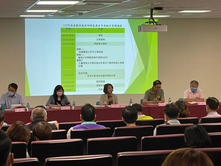 屏東縣長周春米昨召開「112年屏東縣因應清明掃墓應有作為檢討會」。屏縣府提供