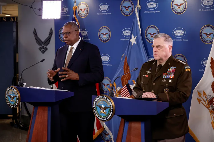 美國參謀首長聯席會議主席密利（右），與國防部長奧斯汀，上月15日在國防部召開記者會。路透社