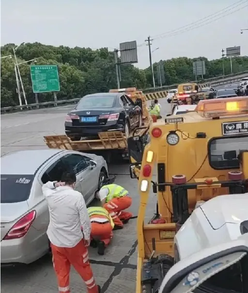 高速公路有鐵釘!中國五一長假百車拋錨 現場貼有修車廠救援電話