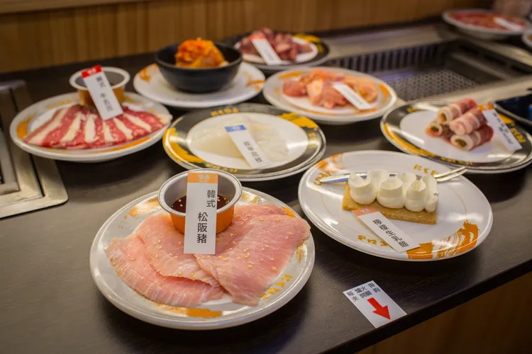 店內必吃菜色包含和牛橫隔膜、起司牛五花捲、醬燒伊比利豬肋條、生食級干貝及焙茶巴斯克等菜品。業者提供