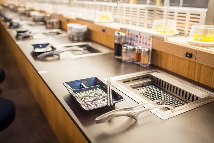 店內除了有四人座烤爐，還有一整區的單人座位，打造一個人也能自在用餐環境。業者提供