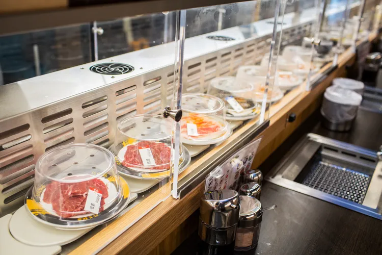 HIRO為迴轉壽司概念燒肉店，店內除了有四人座烤爐，還有一整區的單人座位。業者提供