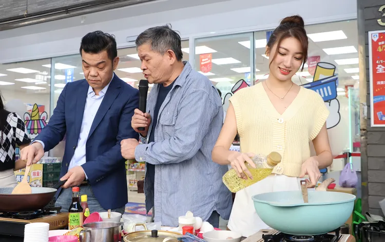 澎恰恰（中）擔任王三郎（左）、林彤炒飯PK裁判。鄭孟晃攝