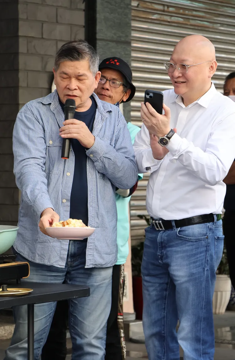 澎恰恰（左）之前在林秉文幫助下還了不少債務。鄭孟晃攝