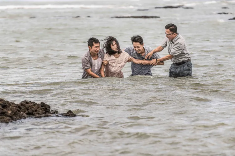 蔡昌憲（左）奮力把米可白（左二）從海裡拉回岸邊，右起為孫鵬、顏邦智。公視、禾豐製作提供