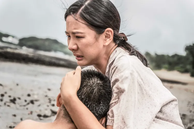 安心亞親眼看見劇中兒子溺水身亡，導演喊卡後反被「兒子」安慰不要哭讓她哭更慘。公視、禾豐製作提供