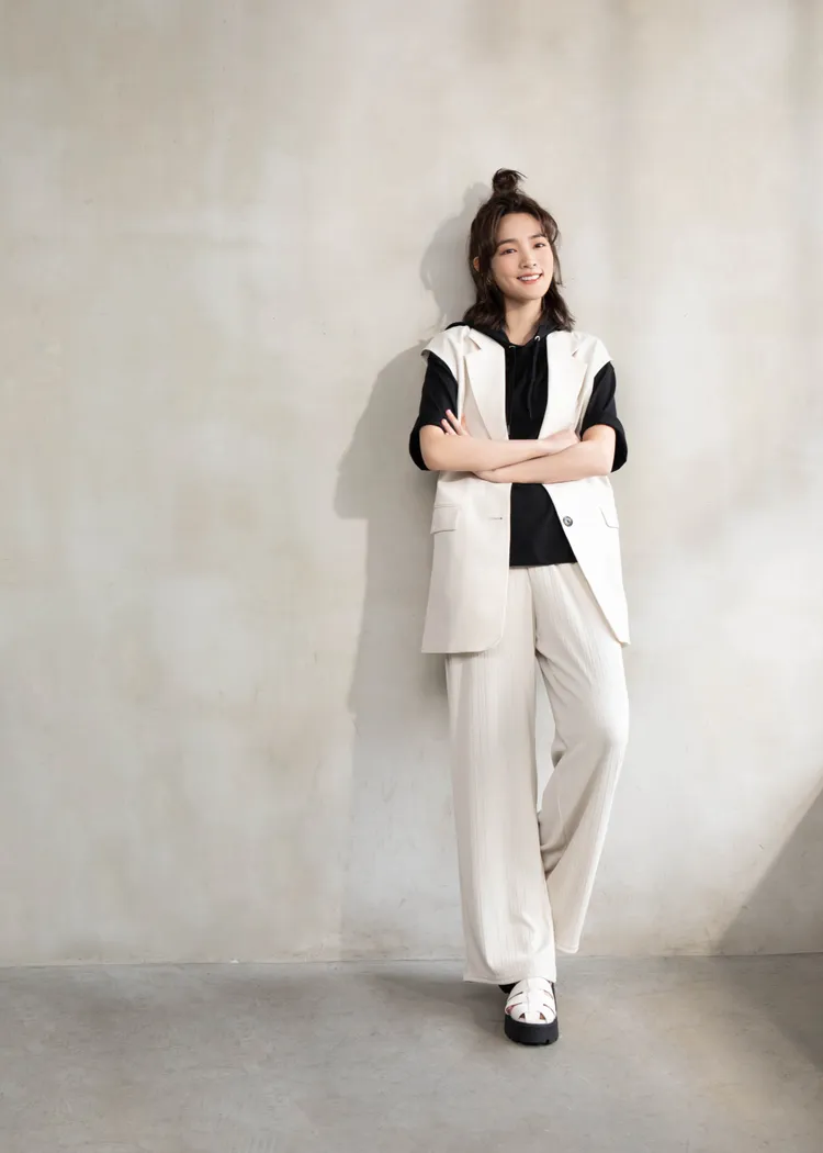 「PULL ON PANTS超有感美型輕便褲系列」增加打摺突出垂直線條，打造大長腿視覺效果。業者提供