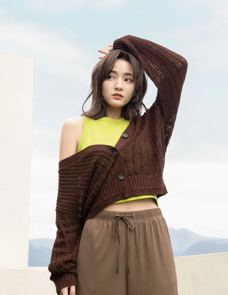 「PULL ON PANTS超有感美型輕便褲系列」，全系列單品採用腰部鬆緊帶設計，去掉腰帶頂部的摺邊，縮小腰帶寬度，使腰部視覺感更簡潔。業者提供