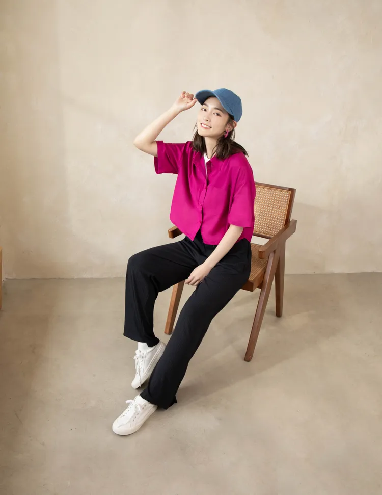 藝人王淨穿上PULL ON PANTS超有感美型輕便褲，兼顧舒適時尚和休閒正式。業者提供