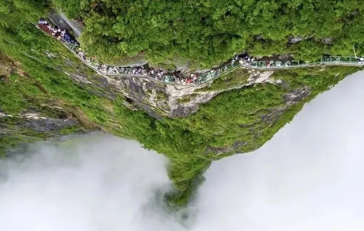 中國4位青年4月4日在湖南省張家界天門山玻璃棧道輕生。翻攝微博/《南方都市報》