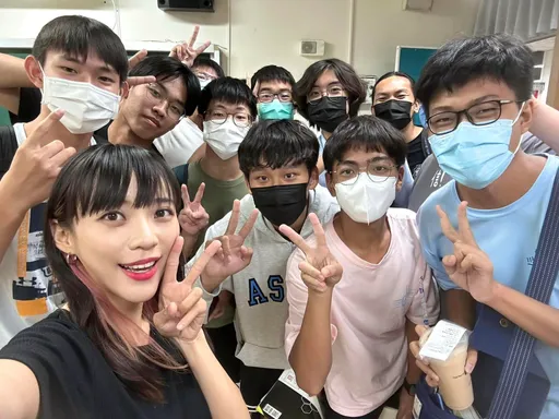 校園傳說？哪科不及格就找黃捷簽課本　同學：我只差英文就上台大了