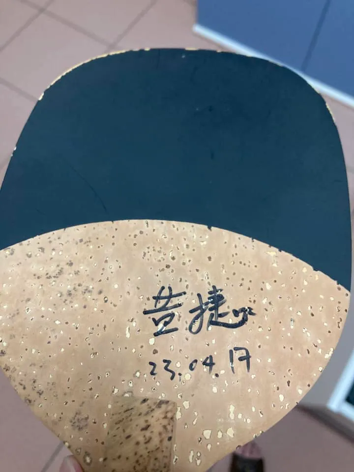 一名陳姓同學也到她粉專留言，貼出有黃捷簽名的桌球拍。翻攝臉書「黃捷 高雄市議員」