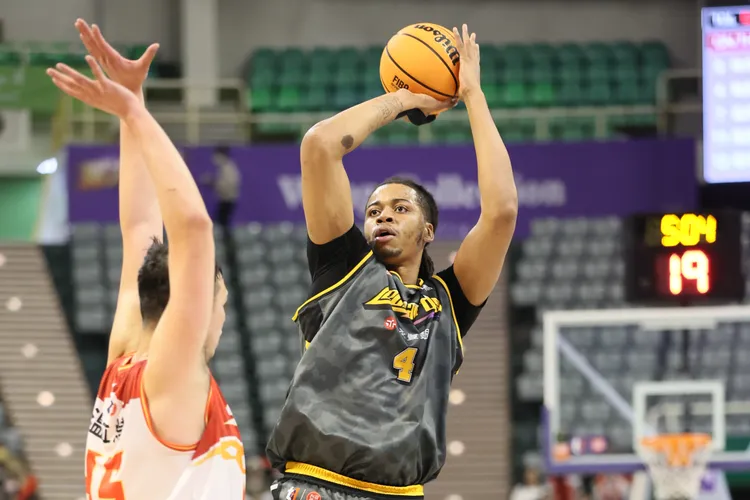 戴維斯(右)雙10未能助雲豹贏球。雲豹