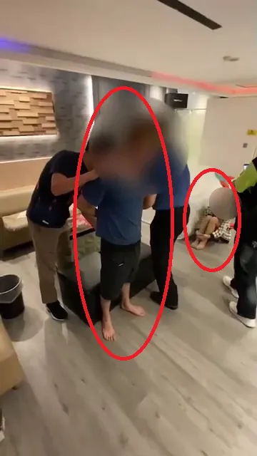 警方至桃園一間摩鐵將洪男逮捕，李姓傳播妹則坐在一旁。新店警分局提供