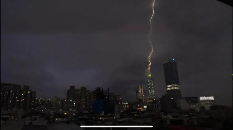 台北101遭雷擊瞬間。網友莊潤程授權提供