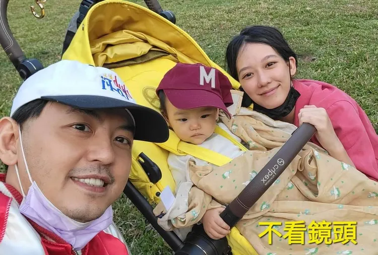 黃子佼與孟耿如經常帶玉米出遊。翻攝黃子佼臉書