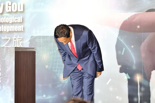 郭台銘鞠躬道歉選總統 他好奇原因:是因為侯友宜這一點嗎?