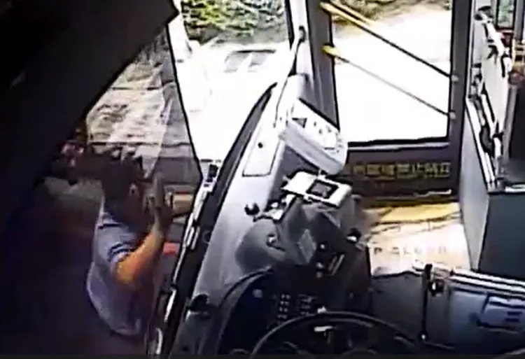 李姓司機發現公車往前滑行，欲以雙手阻擋。翻攝記者爆料網