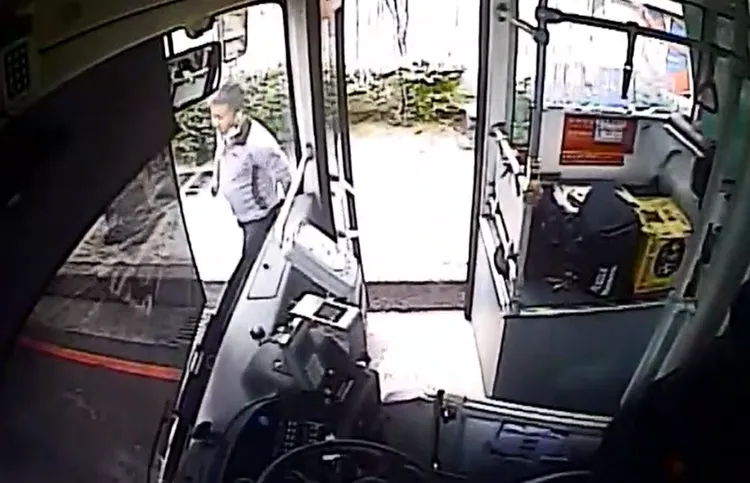 李姓司機臨停下車購買便當。翻攝記者爆料網