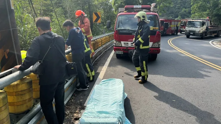 新北市消防局出動大批人車前往救援。新店警分局提供