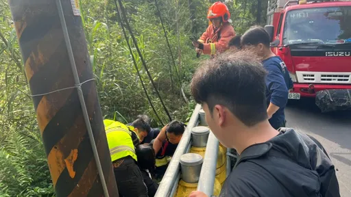 騎經北宜自撞路邊護欄　新北女墜落山坡！警消馳援搶救