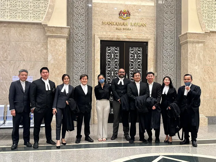 支持者認為飆車騎士騎著改裝車，讓正當行駛的駕駛人根本無從閃避，若要被因此咎責，非常無辜。引自《拿督雷智雄博士 Dato' Tony Looi Chee Hong》粉絲團