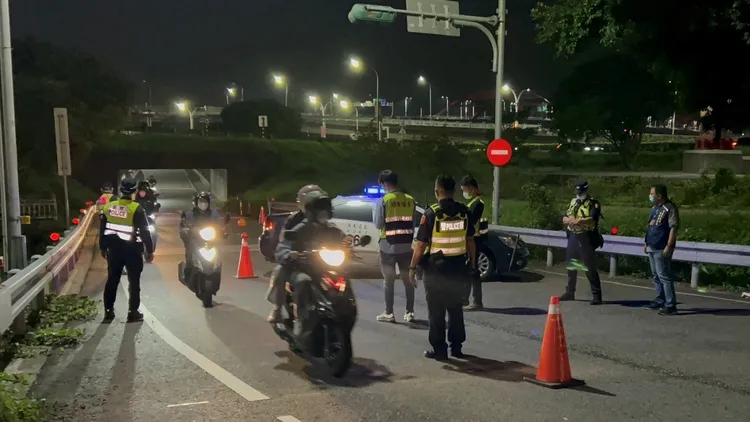 警方在民權路進行攔檢。淡水警分局提供