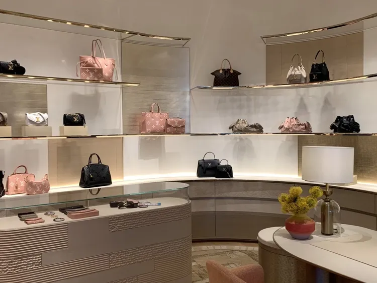 母親節將屆，LV等精品也有優惠。資料照片