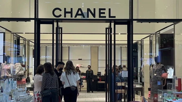 母親節將屆，CHANEL等精品也有優惠。資料照片