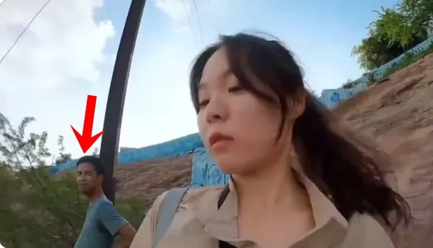 「JennBae」拍Vlog時，男子一路尾隨。翻攝YouTube