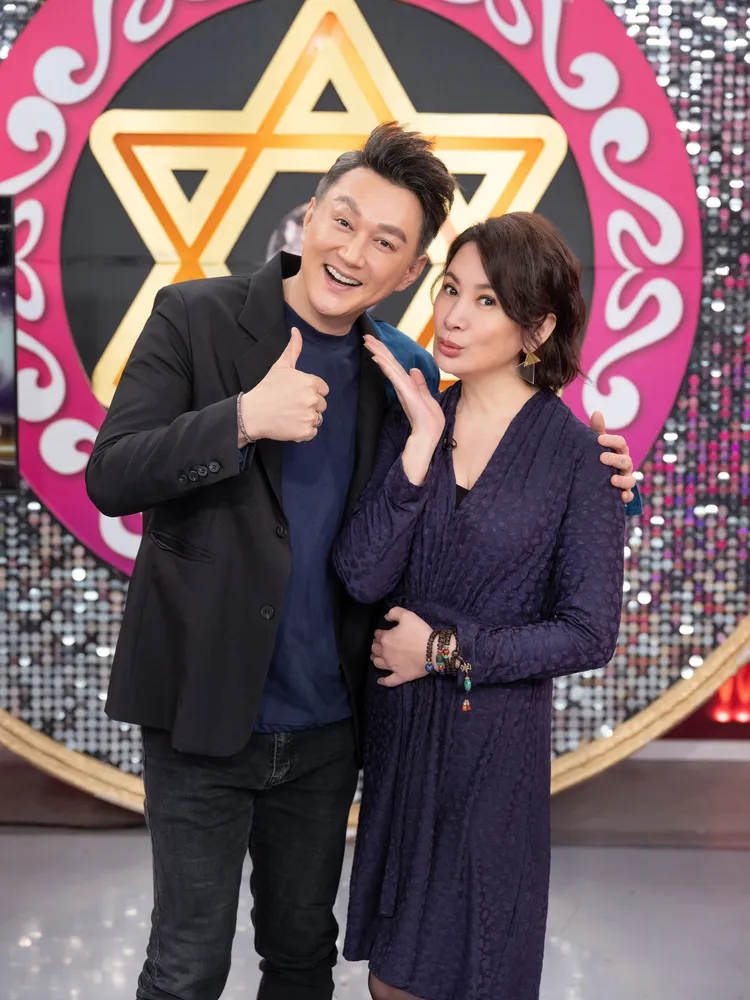 星座專家提到將生命奉獻給工作的第一名星座就是陳亞蘭(右)的天蠍座，何篤霖也非常認同。JET提供