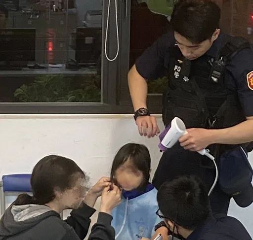 5歲女童偷溜出門迷路　大雨滂沱渾身濕透！警送暖助返家