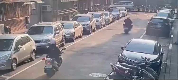 曾男騎車轉彎未打方向燈，被警方盤查。翻攝畫面