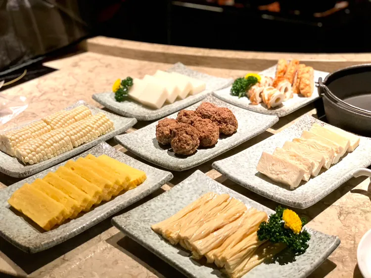 宅配組內含豐富蔬菜、火鍋選品與甜點、烏龍麵。曾仲葳攝