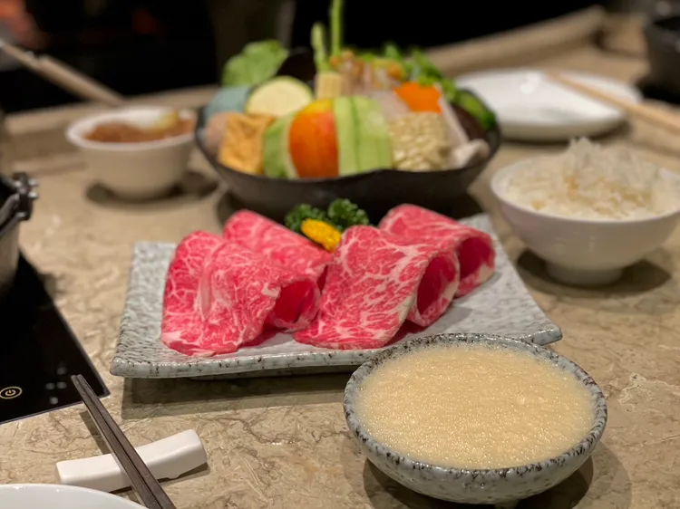 在小橘色品嘗壽喜燒鍋會附上打成綿密泡沫的松露蛋液當蘸醬。曾仲葳攝