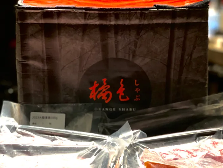 買宅配組再送橘色號稱移動小冰箱的超強保冷袋。曾仲葳攝