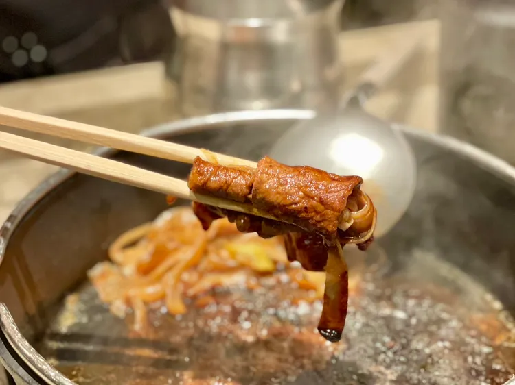 和牛肉捲可先吃原味，再沾上打成綿密泡沫的松露蛋液品嚐。曾仲葳攝