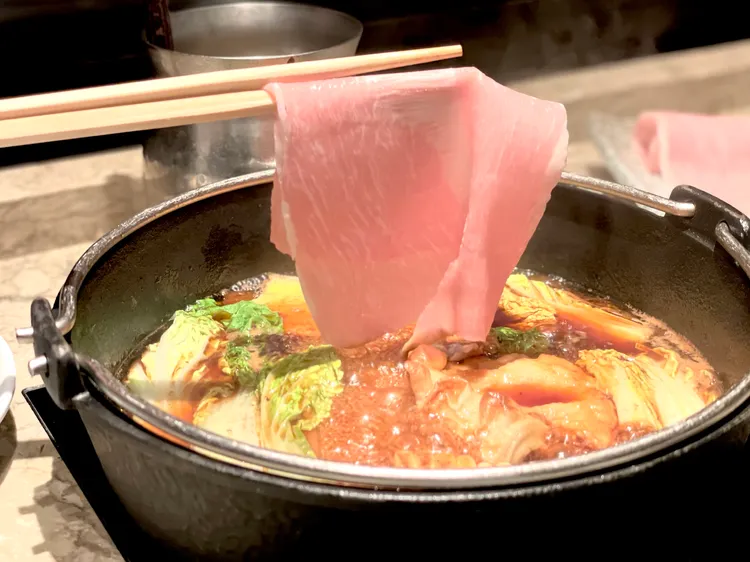 Extension 1 by 橘色壽喜燒全台宅配組-豬雞組」內含西班牙伊比利豬、加拿大松阪豬和台灣黑羽烏骨雞。曾仲葳攝