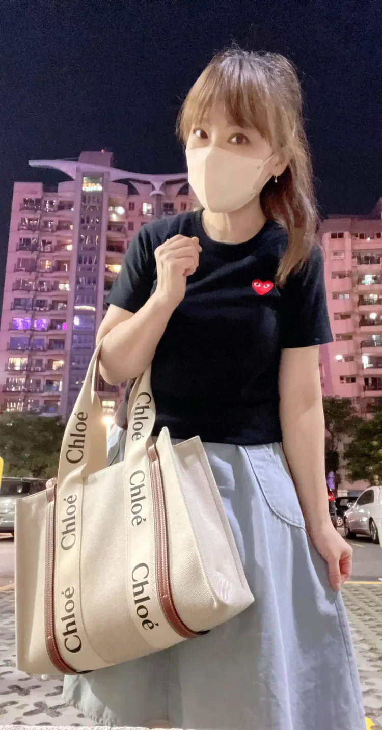 也有網友歪樓說，女子背的包包更吸引人。翻攝自臉書「Costco好市多 商品經驗老實說」