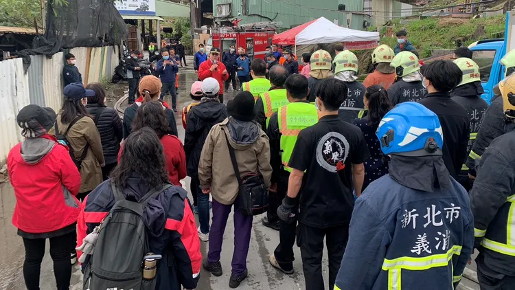 新北市消防局動員警消與義消在墓地警戒。新北市消防局提供