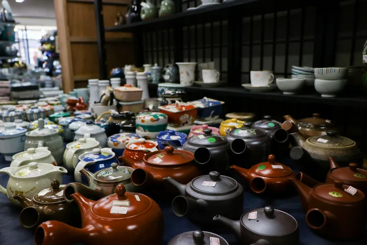 有田燒製茶壺。賴昀岫攝