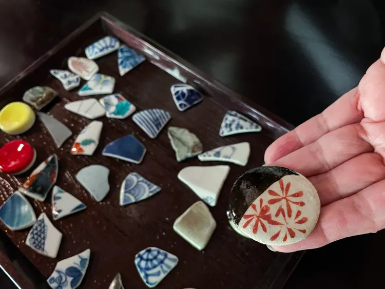 店家提供許多精美陶瓷碎片供體驗者選擇。賴昀岫攝