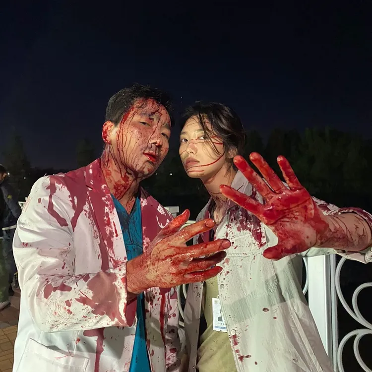 鄭彩律（右）曾在IG分享與河道權拍攝《殭屍偵探》的花絮照。翻攝鄭彩律IG