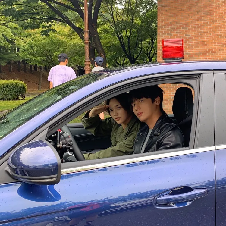 鄭彩律（左）在《殭屍偵探》與權華夽搭檔刑警。翻攝鄭彩律IG