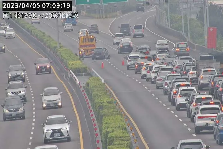 國道一號北上彰化路段出現小客車事故，造成路段回堵。翻攝自警廣即時報臉書
