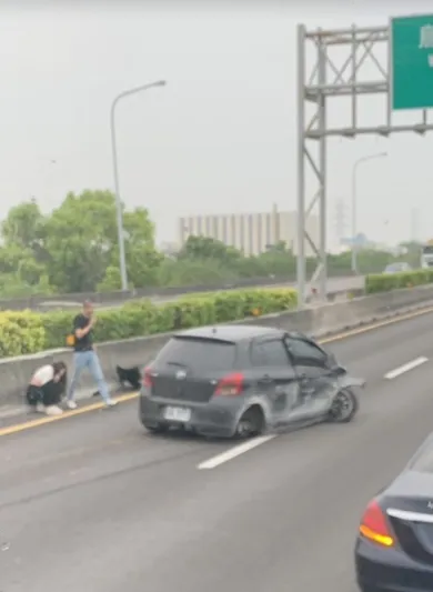 國一北199.2k內、中線事故，長髮妹驚魂未定蹲在地上。翻攝自記者爆料網